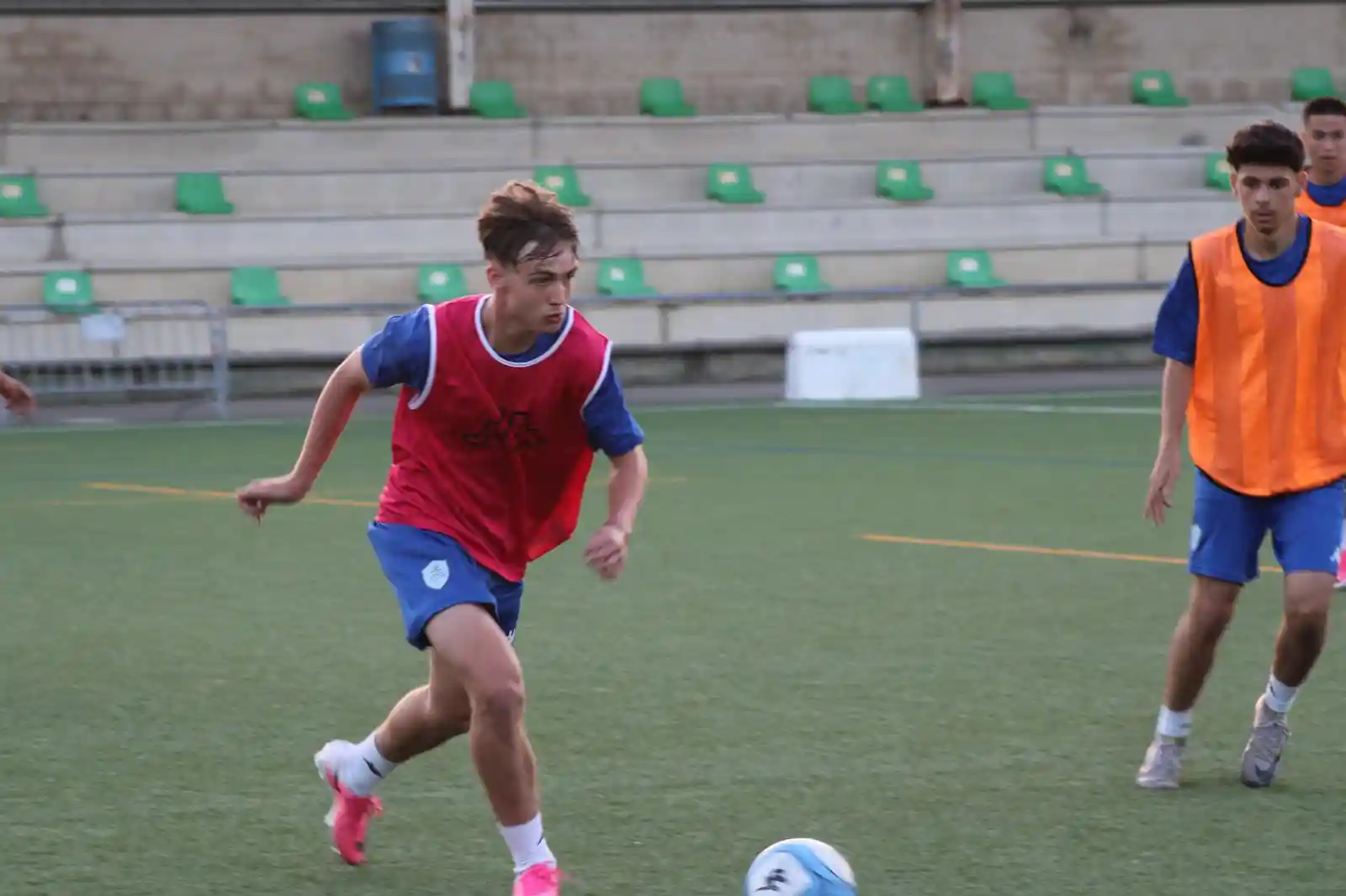 Training drill with bibs in Vilagarcía de Arousa